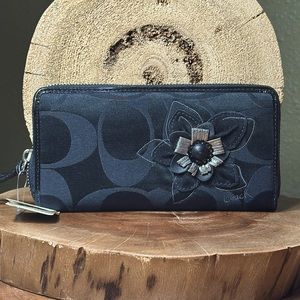 *NWT*VERY RARE* COACH Signature Floral Appliqué Zip Around Wallet
